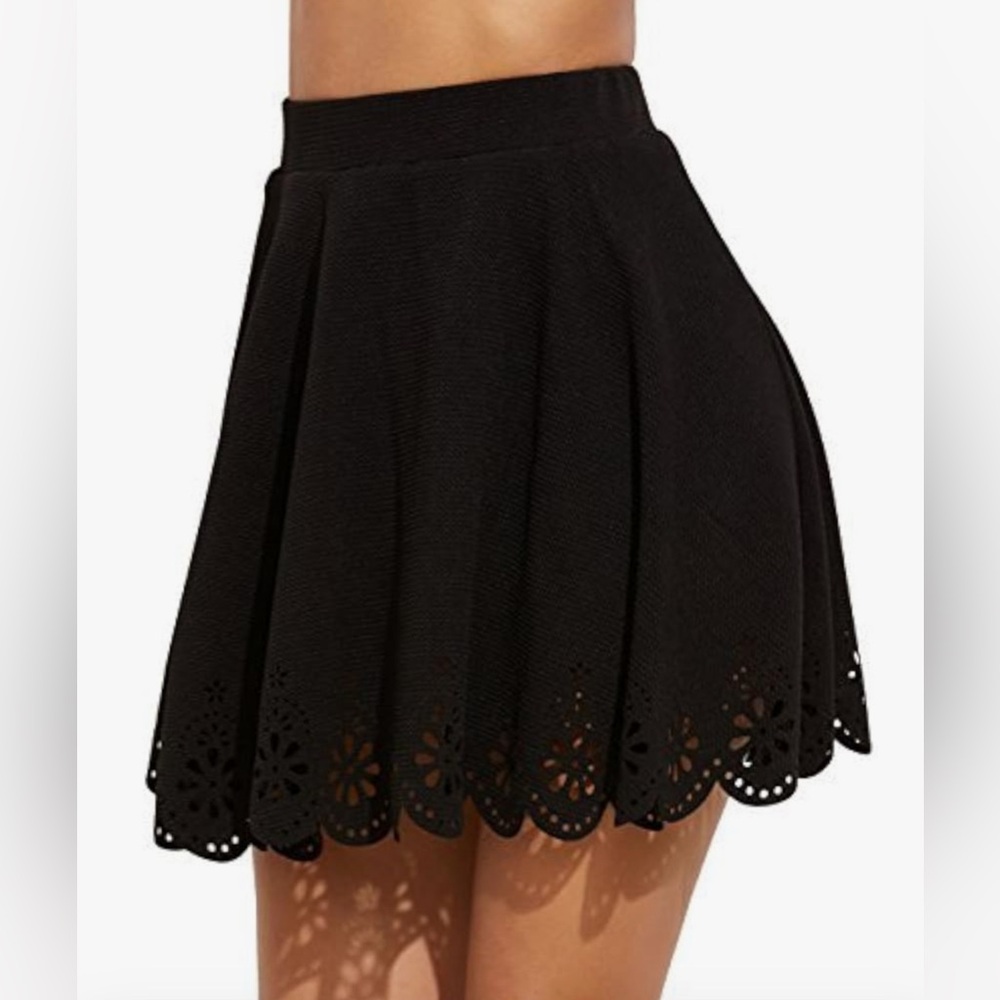 ⭐️3/$27⭐️ Elegant Black Scalloped Hem Skirt. Women’s size small.